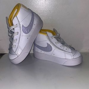 Baby Nike shoes never warn yet size 5